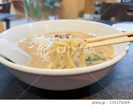 クリーミーな豚骨ラーメン。日本の九州地方で有名な麺料理。もやしとキクラゲとチャーシューをトッピング。 135170264