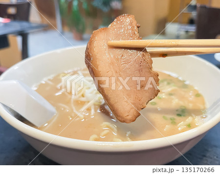 クリーミーな豚骨ラーメン。日本の九州地方で有名な麺料理。もやしとキクラゲとチャーシューをトッピング。 クリーミーな豚骨ラーメン。日本の九州地方で有名な麺料理。もやしとキクラゲとチャーシューをトッピング。 135170266
