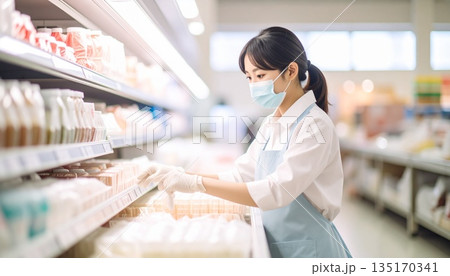 ドラッグストアで在庫管理をする日本人女性スタッフ 135170341