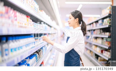 ドラッグストアで在庫管理をする日本人女性スタッフ 135170349