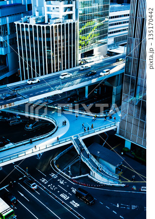 交差点をまたぐ高速道路 渋谷警察署前交差点の俯瞰 2025.11　a-2 高彩度コントラスト 135170442