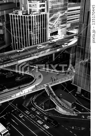 交差点をまたぐ高速道路 渋谷警察署前交差点の俯瞰 2025.11　a-5 モノクロ 135170445