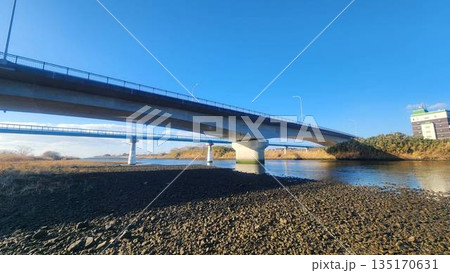 川に架かる橋 川に架かる橋 135170631