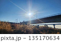 太陽に照らされる橋 135170634