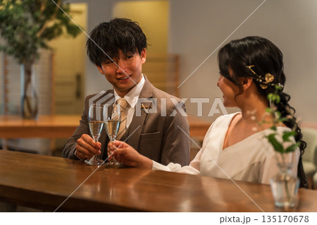 レストラン,バーでシャンパンを飲みながら会話するドレスコード姿のカップル,夫婦 レストラン,バーでシャンパンを飲みながら会話するドレスコード姿のカップル,夫婦 135170678