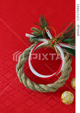 正月のしめ飾り 縁起物(鶴・松)縦構図 | Japanese New Year Shimenawa 正月のしめ飾り 縁起物(鶴・松)縦構図 | Japanese New Year Shimenawa 135170841