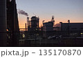 夕日に照らされる工場 135170870
