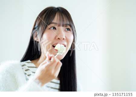 食事をする若い女性 食事をする若い女性 135171155