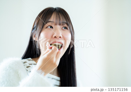 食事をする若い女性 135171156