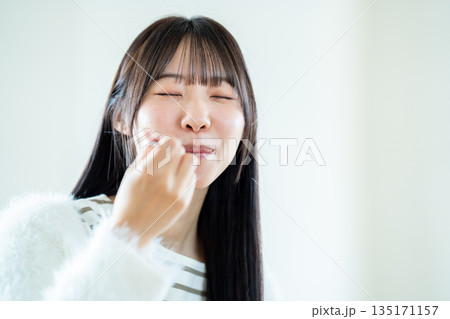 食事をする若い女性 135171157