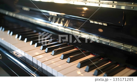 光を反射するピアノ鍵盤のクローズアップ 135171205