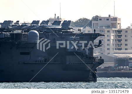 神奈川県横須賀海軍施設から出港して東京湾浦賀水道を航行する米国海軍原子力航空母艦ジョージワシントン 135171479