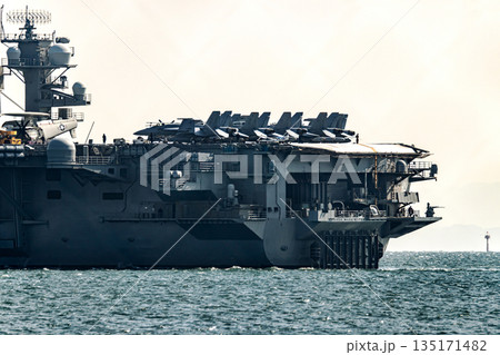 神奈川県横須賀海軍施設から出港して東京湾浦賀水道を航行する米国海軍原子力航空母艦ジョージワシントン 神奈川県横須賀海軍施設から出港して東京湾浦賀水道を航行する米国海軍原子力航空母艦ジョージワシントン 135171482