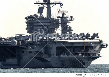 神奈川県横須賀海軍施設から出港して東京湾浦賀水道を航行する米国海軍原子力航空母艦ジョージワシントン 135171485