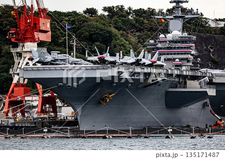 神奈川県横須賀海軍施設に停泊する戦闘機を艦載したアメリカ海軍原子力航空母艦ジョージワシントン 135171487