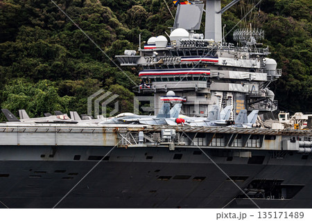 神奈川県横須賀海軍施設に停泊する戦闘機を艦載したアメリカ海軍原子力航空母艦ジョージワシントン 135171489