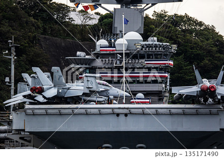 神奈川県横須賀海軍施設に停泊する戦闘機を艦載したアメリカ海軍原子力航空母艦ジョージワシントン 135171490