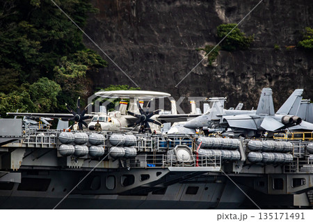 神奈川県横須賀海軍施設に停泊する戦闘機を艦載したアメリカ海軍原子力航空母艦ジョージワシントン 135171491