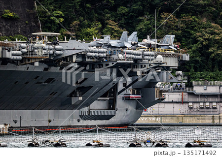 神奈川県横須賀海軍施設から出港して東京湾浦賀水道を航行する米国海軍原子力航空母艦ジョージワシントン 神奈川県横須賀海軍施設から出港して東京湾浦賀水道を航行する米国海軍原子力航空母艦ジョージワシントン 135171492