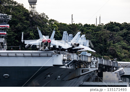神奈川県横須賀海軍施設に停泊する戦闘機を艦載したアメリカ海軍原子力航空母艦ジョージワシントン 135171493