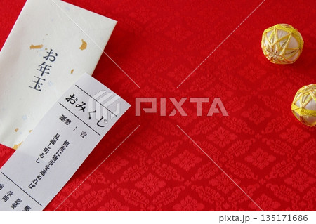 お正月イメージ（お年玉　おみくじ）【赤背景　和風　シンプル　コピースペース】 135171686