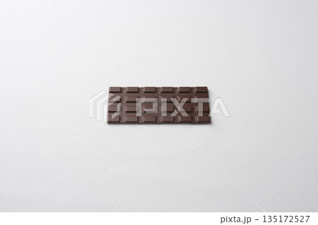 白い背景の板チョコ 135172527