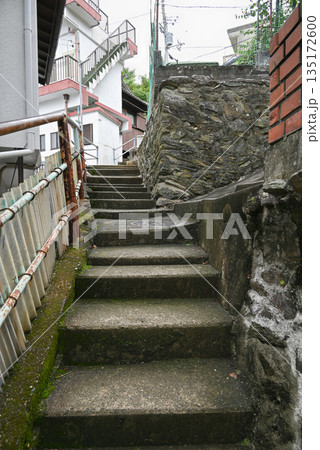 【和歌山県和歌山市】雑賀崎の漁村集落に残る狭くて急な階段 135172600