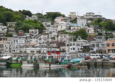 【和歌山県和歌山市】雑賀崎の斜面に広がる漁村集落の風景 135172605