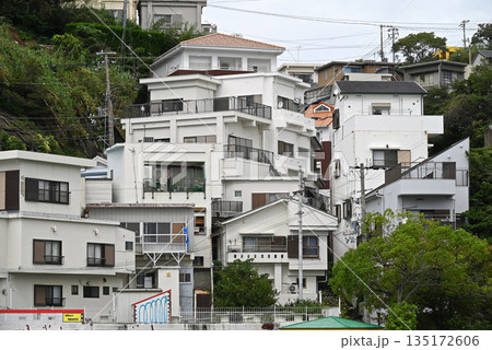 【和歌山県和歌山市】雑賀崎の斜面に広がる漁村集落の風景 135172606