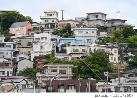【和歌山県和歌山市】雑賀崎の斜面に広がる漁村集落の風景 135172607