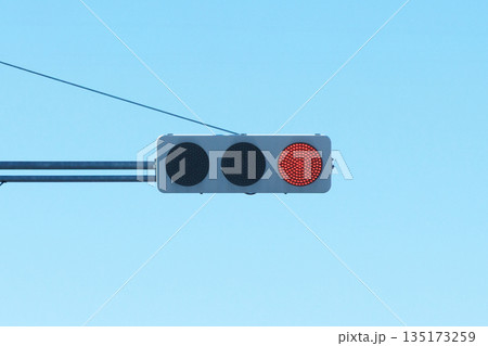 信号機 赤 135173259