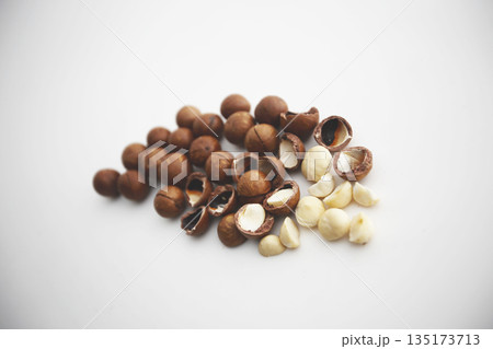 白い背景で撮った殻付きのマカダミアナッツ 135173713