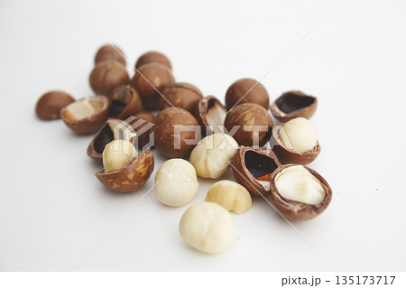 白い背景で撮った殻付きのマカダミアナッツ 135173717