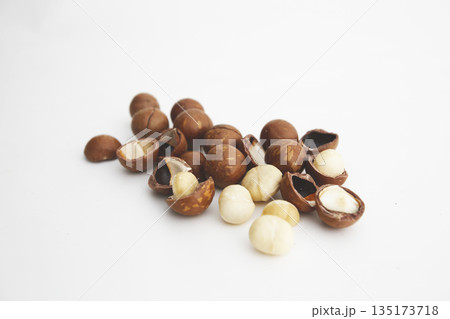白い背景で撮った殻付きのマカダミアナッツ 白い背景で撮った殻付きのマカダミアナッツ 135173718