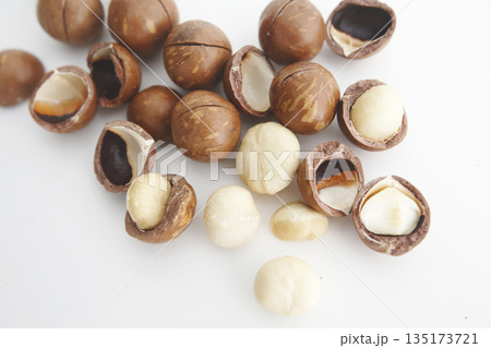 白い背景で撮った殻付きのマカダミアナッツ 135173721