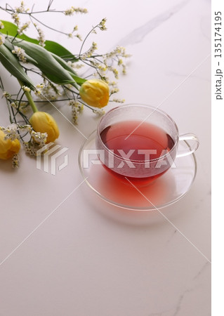 チューリップとハーブティー 135174195