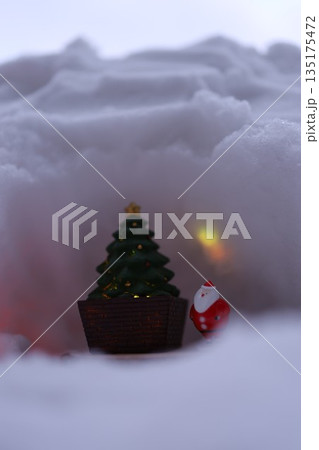 雪の中の光る雑貨 135175472