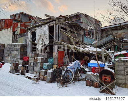 誰も住まなくなり崩れている家屋(冬) 誰も住まなくなり崩れている家屋(冬) 135177207