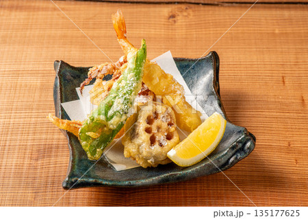 揚げたて天ぷら盛り合わせ 135177625