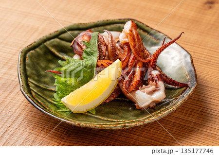 ゲソ焼き 香ばしく焼き上げた居酒屋定番の和食料理 ゲソ焼き 香ばしく焼き上げた居酒屋定番の和食料理 135177746