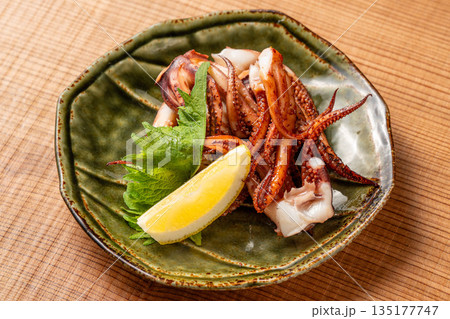 ゲソ焼き 香ばしく焼き上げた居酒屋定番の和食料理 ゲソ焼き 香ばしく焼き上げた居酒屋定番の和食料理 135177747