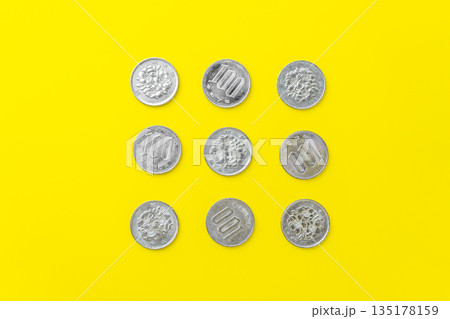 900円分の100円玉 135178159