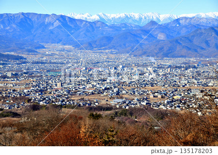 眼下に上田市中心街／北アルプス方面を望む(長野県上田市)【2026.1】 135178203