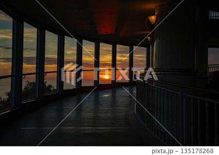 稲佐山山頂展望台から見る夕景(長崎市) 稲佐山山頂展望台から見る夕景(長崎市) 135178268