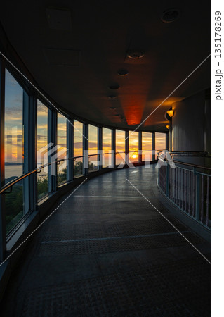 稲佐山山頂展望台から見る夕景(長崎市) 稲佐山山頂展望台から見る夕景(長崎市) 135178269