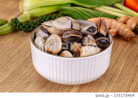 Raw fresh wild clams mollusc Raw fresh wild clams mollusc 135178404
