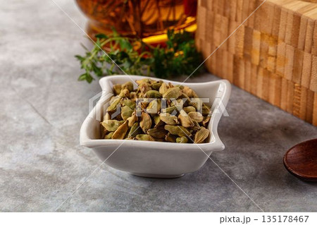 Green dry cardamom heap spices aroma 135178467