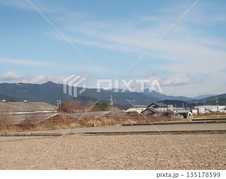 師走の田園風景(大晦日の香長平野と四国山脈) 師走の田園風景(大晦日の香長平野と四国山脈) 135178599