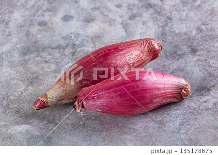 Raw purple ripe shallot onion Raw purple ripe shallot onion 135178675