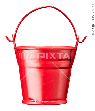 赤いミニチュアのバケツ 取手付き 白バック 切り抜き素材 掃除・ガーデニング 135178934